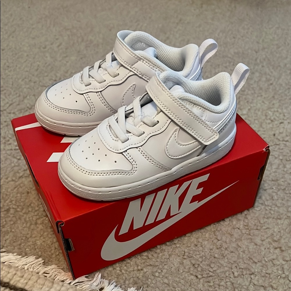 Nike White Classic Sneakers Minimalist Design